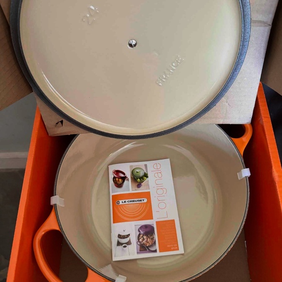 NIB Le Creuset 4.5 qt Signature Round Dutch Oven Flame orange - Picture 3 of 7
